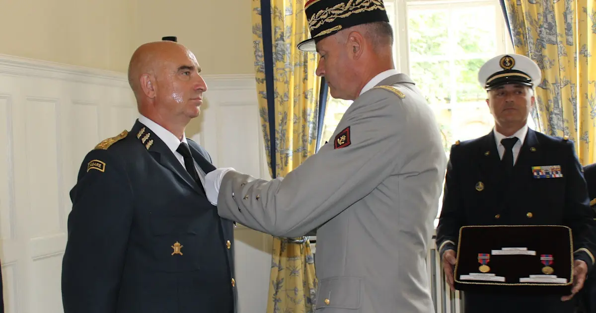 Svenske officerer blev tildelt medaljer af fransk general