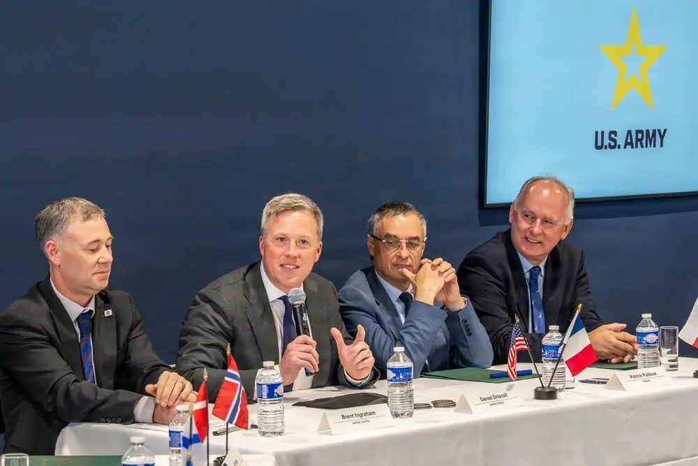 Arméminister Dan Driscoll undertecknar avtal vid Eurosatory 2026