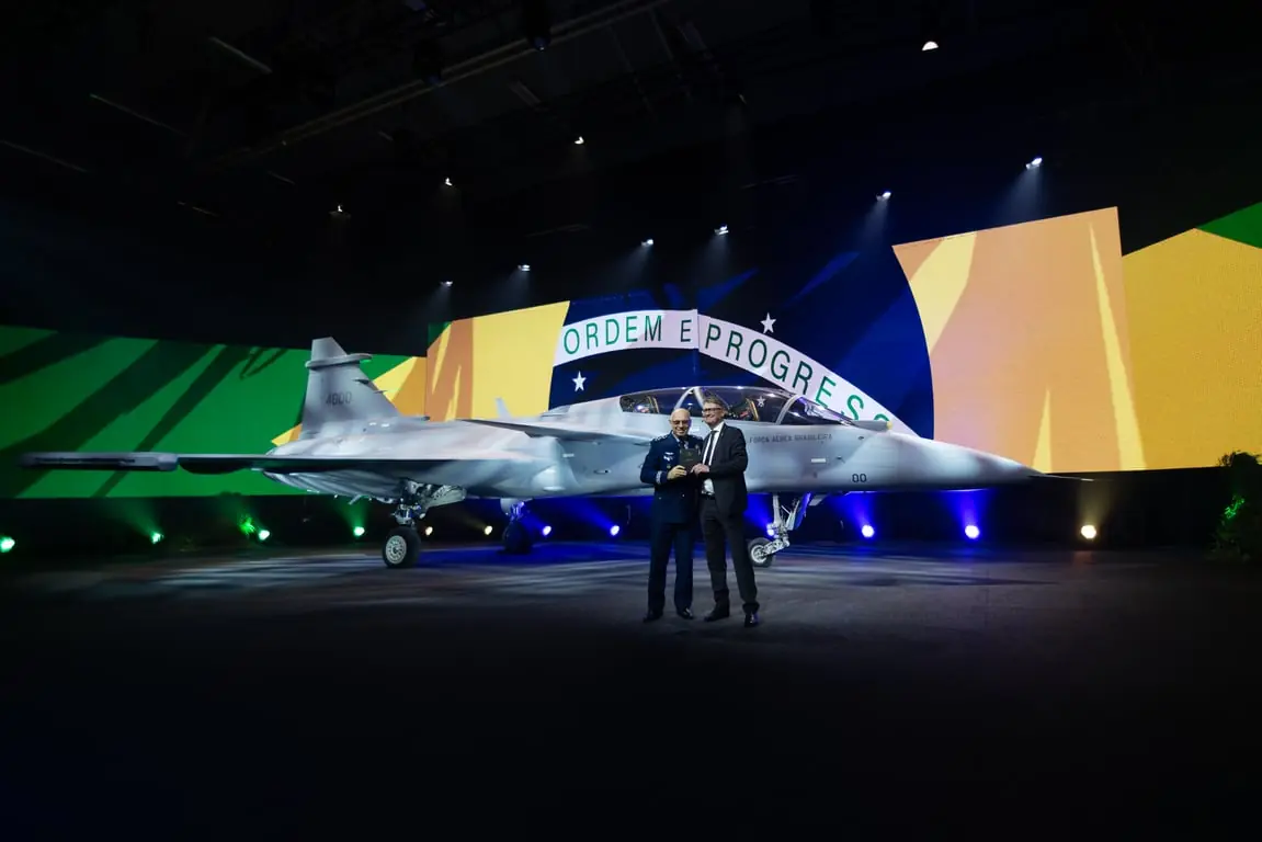 Tvåsitsigt stridsflygplan Gripen F på marken vid Saabs anläggning i Linköping.