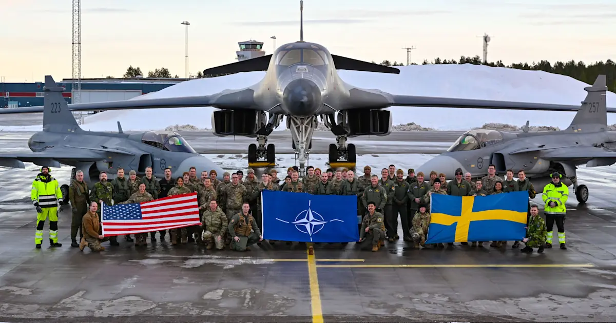 B-1B Lancer övar med JAS 39 Gripen under Vanguard Adler