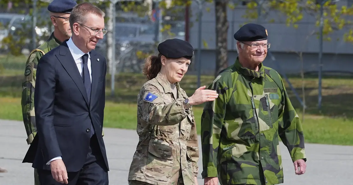 Der König besucht schwedische Truppen in Lettland