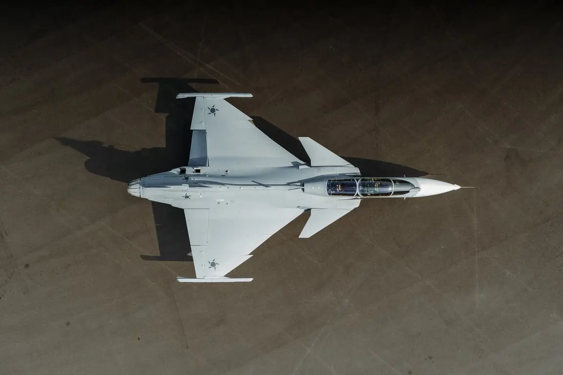 Saab Gripen F tvåsitsigt stridsflygplan uppställt i hangarmiljö