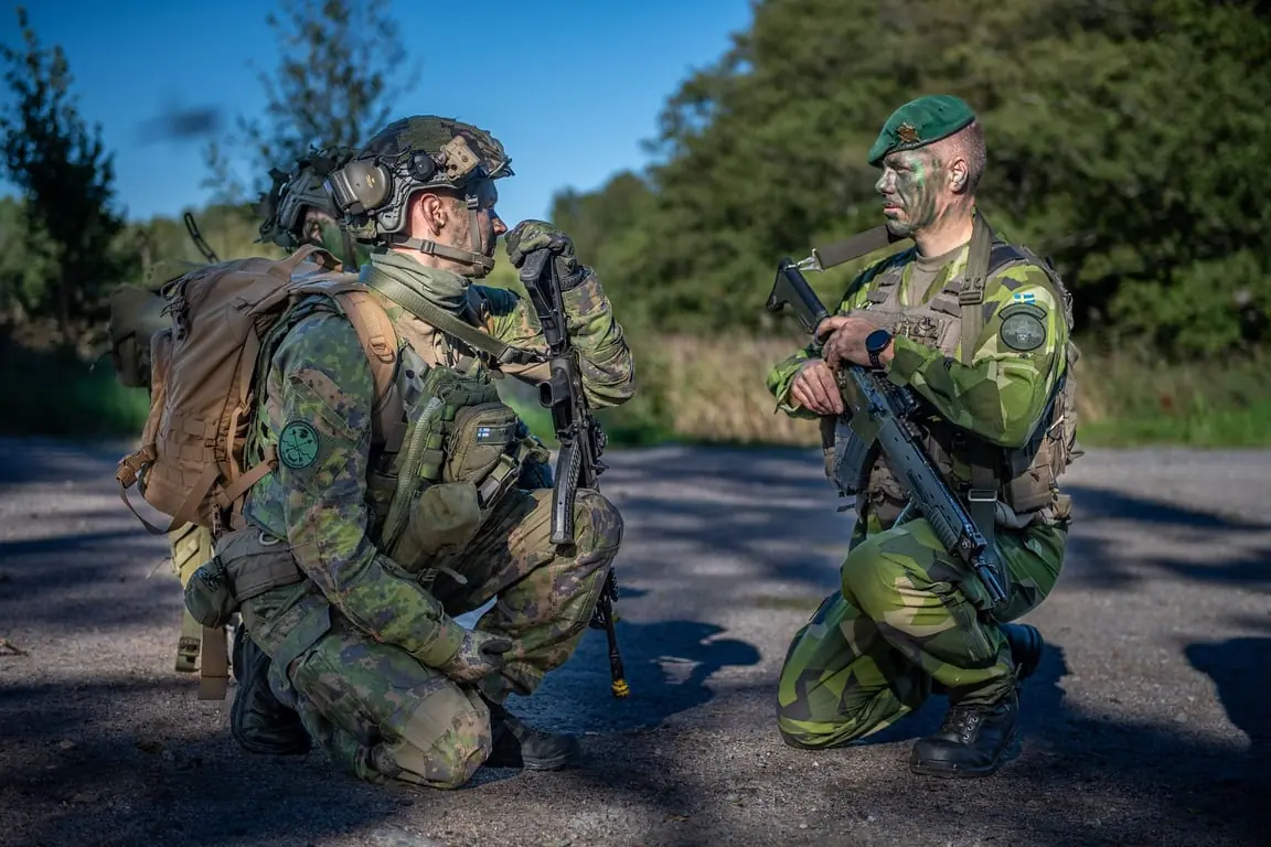 Försvarsminister Antti Häkkänen vid presskonferens