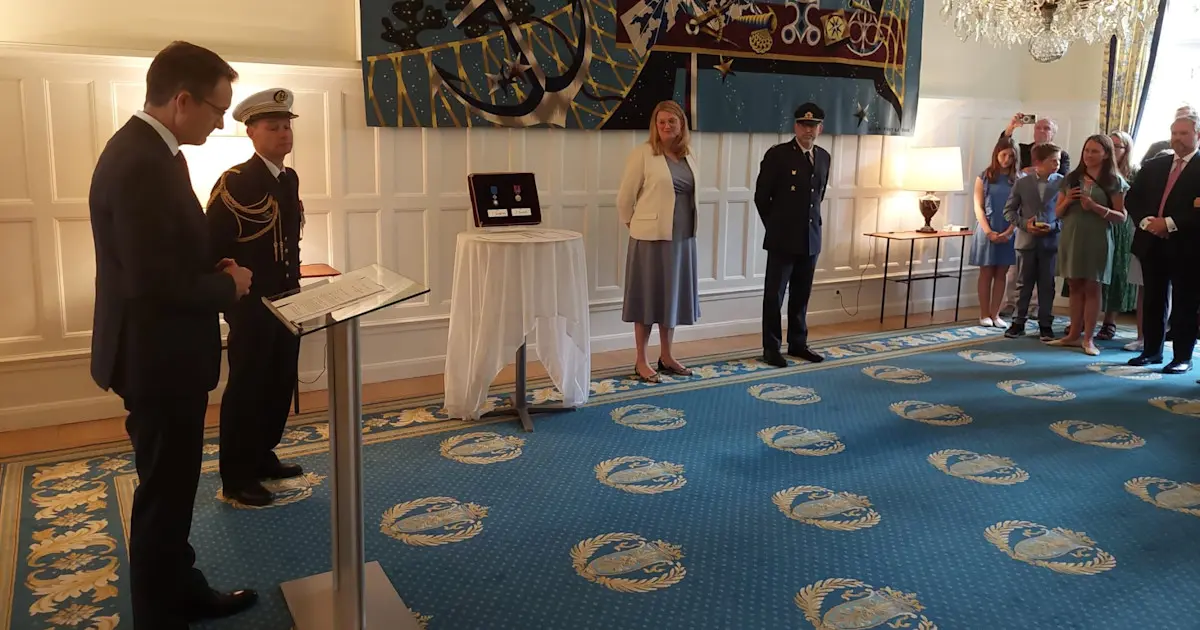 Suecos condecorados en la residencia francesa