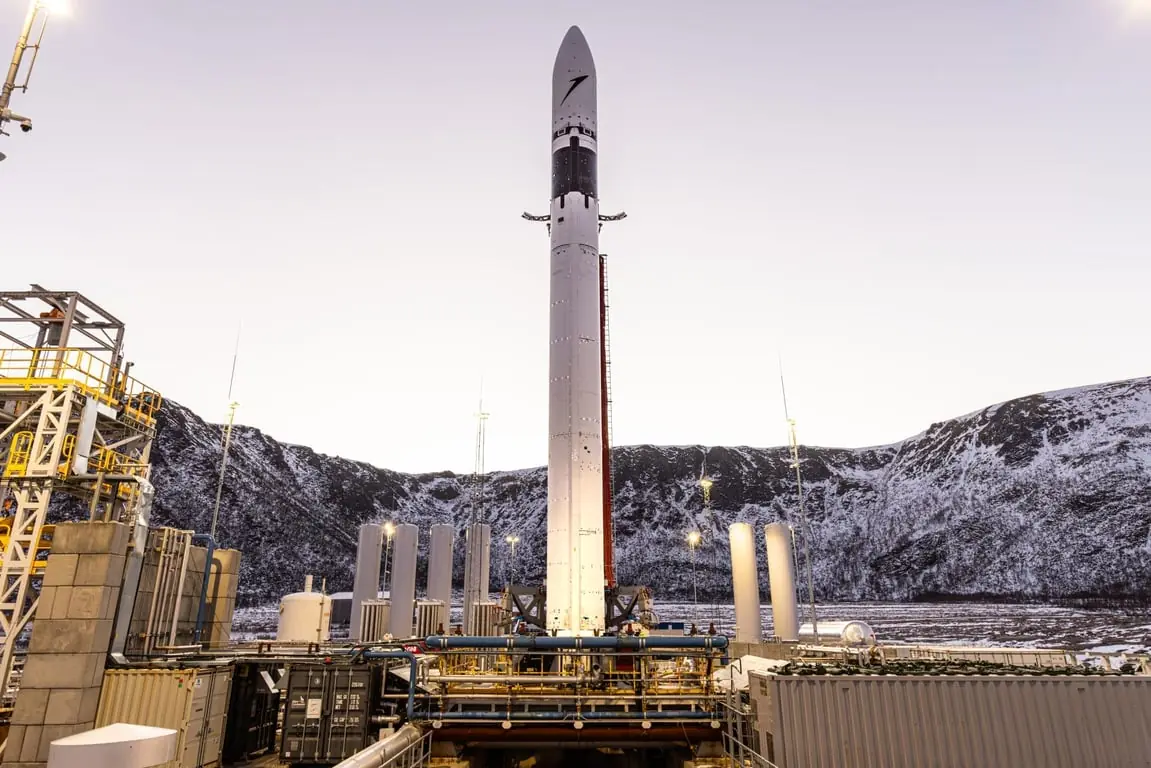 Isar Aerospace Spectrum-raket under förberedelse på uppskjutningsrampen