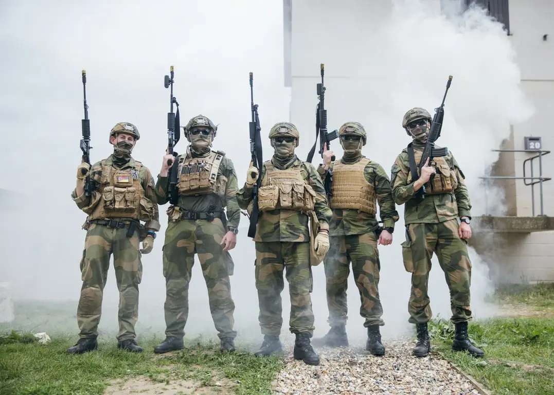 La guardia nazionale norvegese ha diplomato il primo gruppo di comandanti di squadra