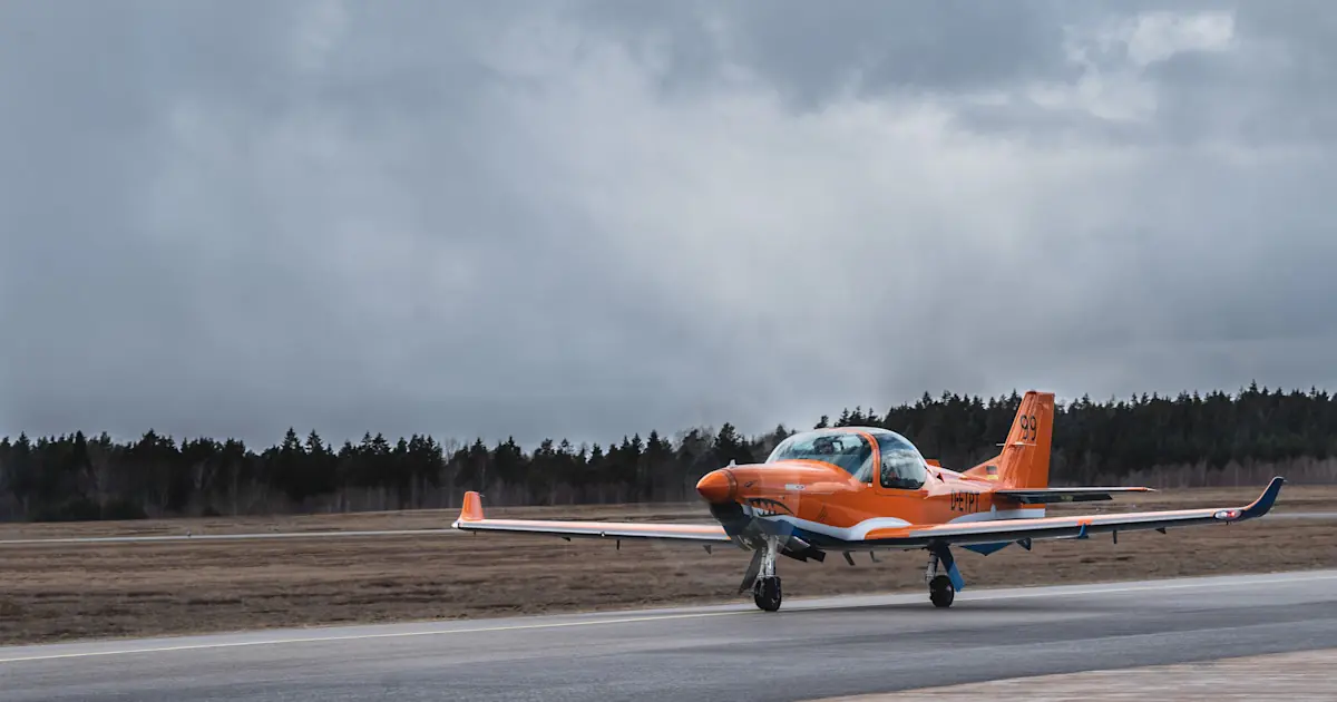 I problemi acuti dell'ambiente di lavoro della scuola di volo: il nuovo aereo da addestramento è sospeso
