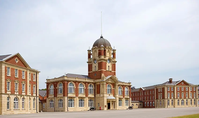 Första finländska kadetten examinerad från Sandhurst