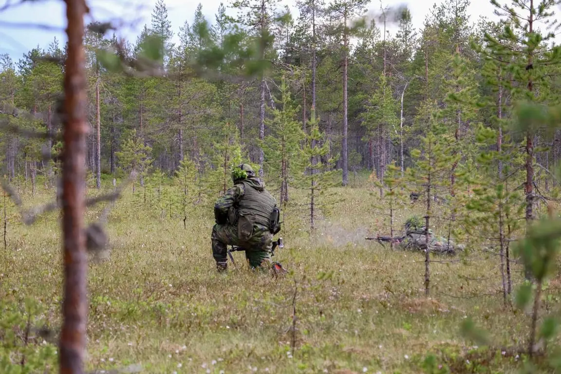 Restaurerad myr i Finland med öppen vattenkropp och vegetation