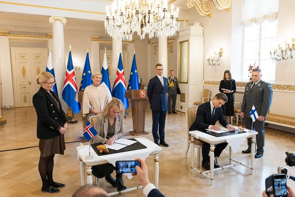 Finnland und Island unterzeichnen Verteidigungsabkommen